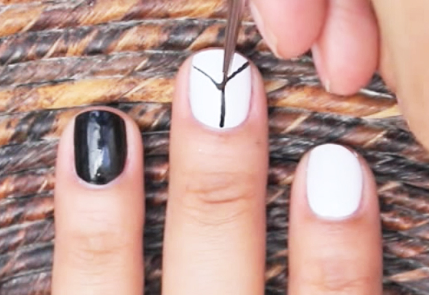 How-to-Make-an-Easy-Optical-Illusion-Nail-Art-3