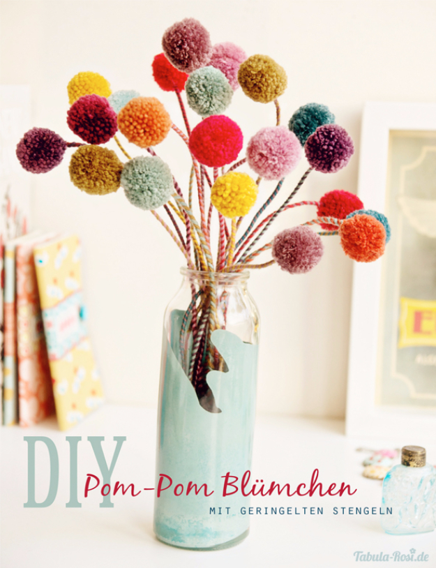 DIY Crafts with Pom Poms - Pom Pom Blumchen - Fun Yarn Pom Pom Crafts Ideas. Garlands, Rug and Hat Tutorials, Easy Pom Pom Projects for Your Room Decor and Gifts http://stage.diyprojectsforteens.com/diy-crafts-pom-poms