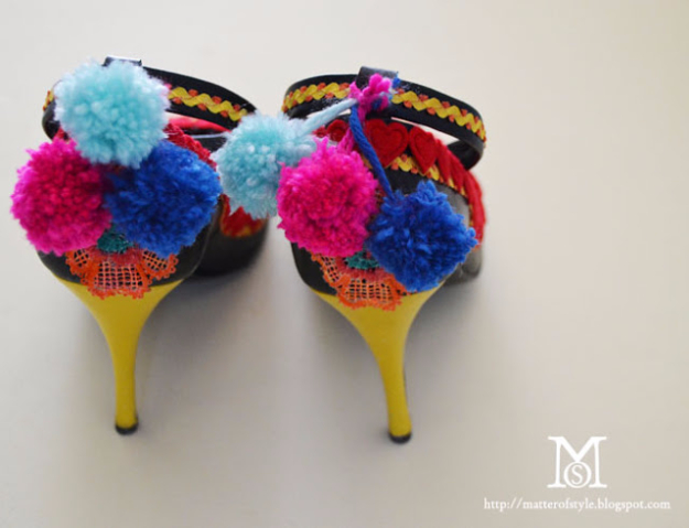 DIY Crafts with Pom Poms - Pom Pom Shoe Ties - Fun Yarn Pom Pom Crafts Ideas. Garlands, Rug and Hat Tutorials, Easy Pom Pom Projects for Your Room Decor and Gifts http://stage.diyprojectsforteens.com/diy-crafts-pom-poms