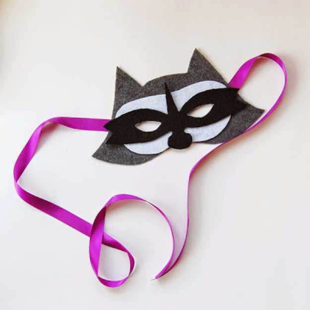Cool Crafts You Can Make for Less than 5 Dollars | Cheap DIY Projects Ideas for Teens, Tweens, Kids and Adults | Felt Raccoon Mask #teencrafts #cheapcrafts #crafts/