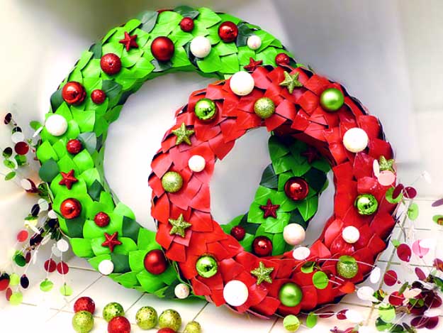 Duct Tape Crafts Ideas for DIY Home Decor, Fashion and Accessories | Holiday Wreath out of Duct Tape | DIY Projects for Teens #teencrafts #kidscrafts #ducttape #cheapcrafts /