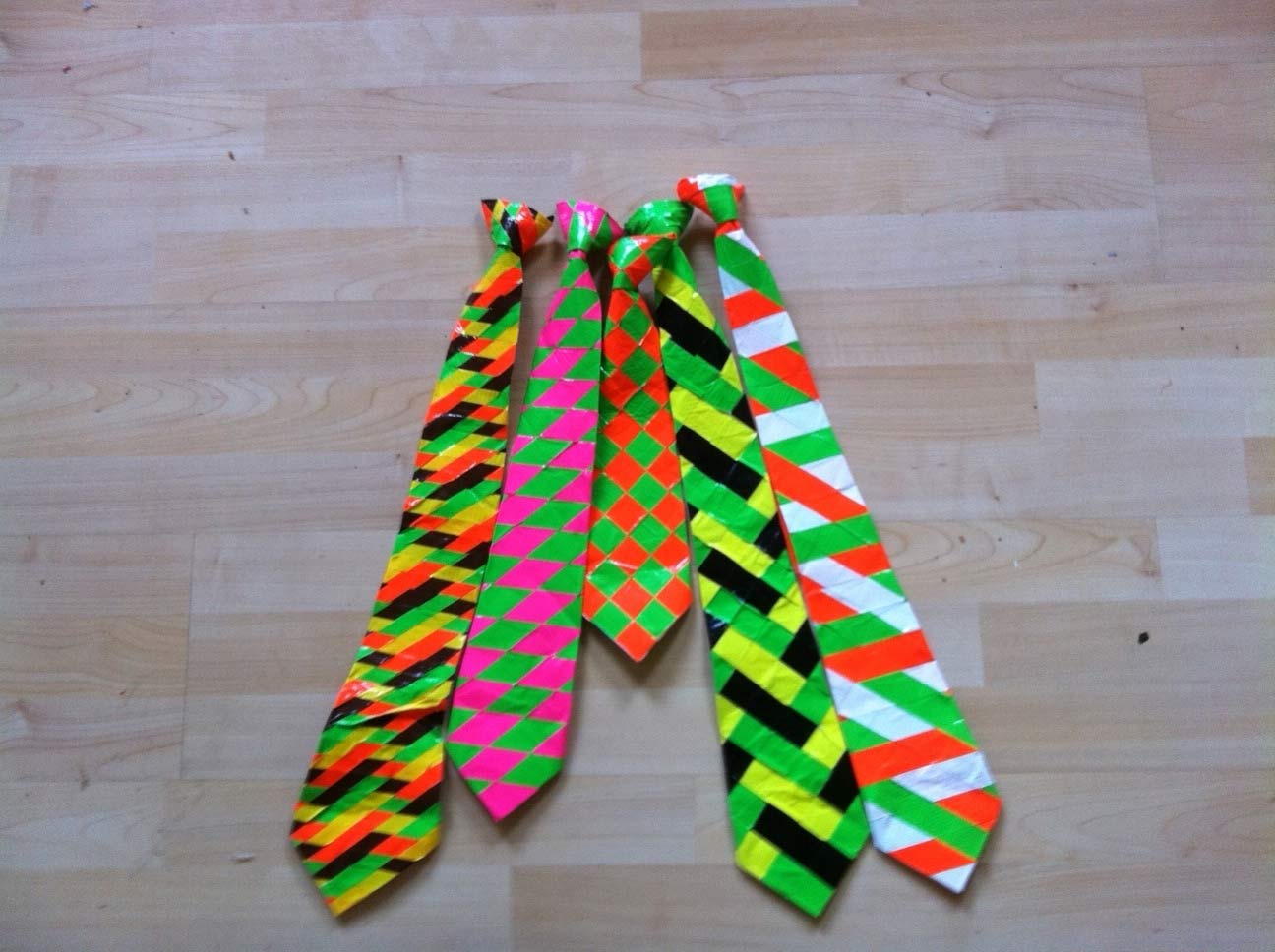 Duct Tape Crafts Ideas for DIY Home Decor, Fashion and Accessories | Duct Tape Tie | DIY Projects for Teens #teencrafts #kidscrafts #ducttape #cheapcrafts /