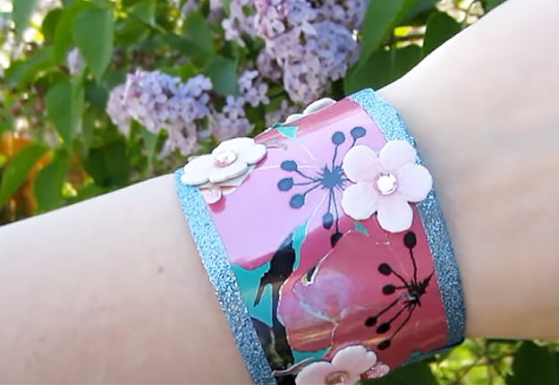 Cool Arts and Crafts Ideas for Teens, Kids and Even Adults | Cheap, Fun and Easy DIY Projects, Awesome Craft Tutorials for Teenagers | School, Home, Room Decor and Awesome Gift Ideas | Arizona Tea Cuff Bracelet #artsandcrafts #art #teencrafts #crafts 