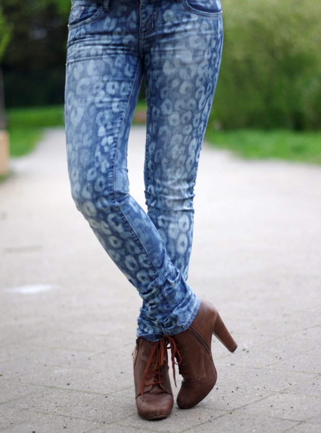 Jeans Makeovers - DIY Animal Pattern Jeans - Easy Crafts and Tutorials to Refashion Your Jeans and Create Ripped, Distressed, Bleach, Lace Edge, Cut Off, Skinny, Shorts, and Painted Jeans Ideas #diyclothes #teenclothes #jeans #teencrafts #diyideas