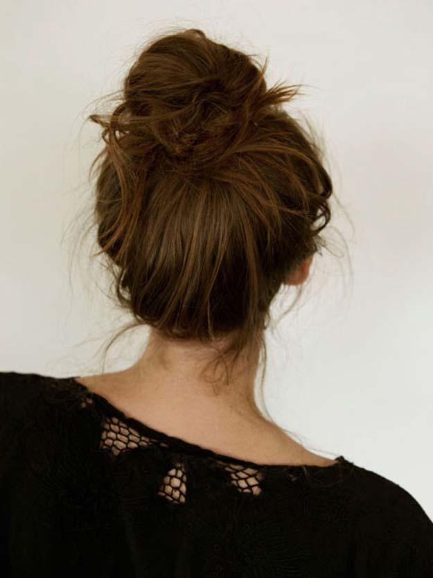 Cool and Easy DIY Hairstyles - Messy Bun - How To - Quick and Easy Ideas for Back to School Styles for Medium, Short and Long Hair - Fun Tips and Best Step by Step Tutorials for Teens, Prom, Weddings, Special Occasions and Work. Up dos, Braids, Top Knots and Buns, Super Summer Looks #hairstyles #hair #teens #easyhairstyles #diy #beauty