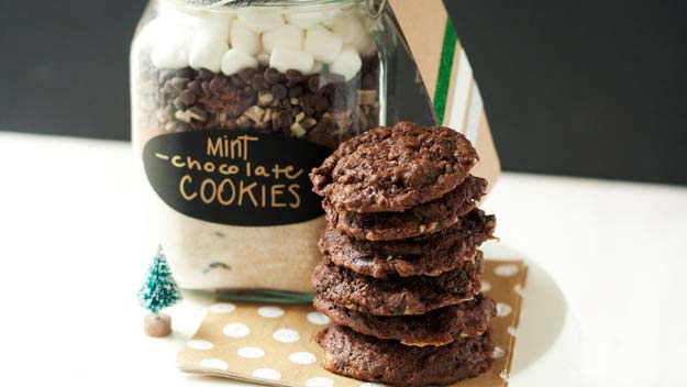 Best Mason Jar Cookies - Mint-Chocolate Cookies - Mason Jar Cookie Recipe Mix for Cute Decorated DIY Gifts - Easy Chocolate Chip Recipes, Christmas Presents and Wedding Favors in Mason Jars - Fun Ideas for DIY Parties, Easy Recipes for Teens, Teenagers, Kids and Teens - Cheap Last Mintue Gift Ideas for Friends, Family and Neighbors 