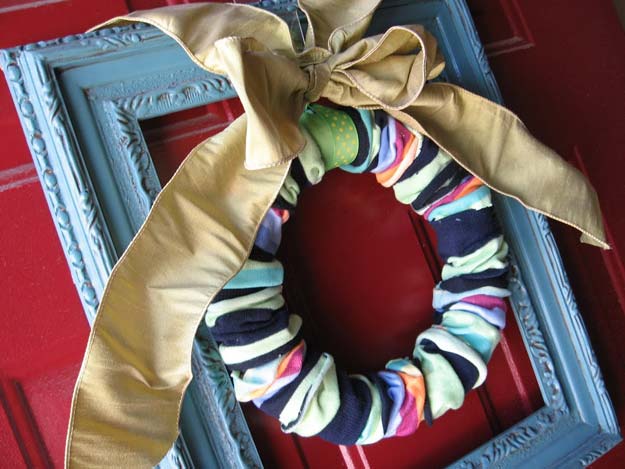 Cool Crafts Made With Old Socks - Sock Wreath - Fun DIY Projects and Gifts You Can Make With A Sock - Easy DIY Ideas for Teens, Teenagers, Kids and Adults - Step by Step Tutorials and Instructions for Making Room Decor, Animals, Cat, Rabbit, Owl, Puppets, Snowman, Gloves 