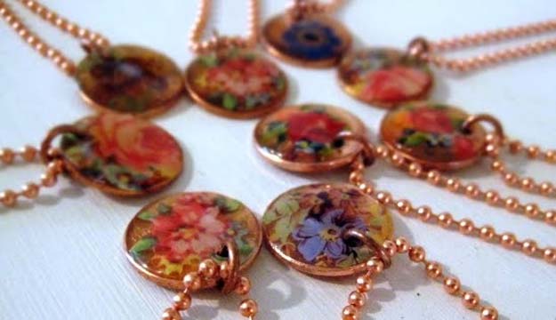 Cool DIYs Made With Pennies and Coins - Decal Penny Pendants - Penny Walls, Floors, DIY Penny Table. Art With Pennies, Walls and Furniture Make With Money and Coins. Cool, Creative Tutorials, Home Decor and DIY Projects Made With Old Pennies - Cool DIY Projects and Crafts for Teens 