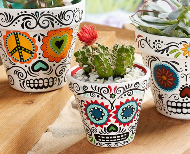 DIY Room Decor Ideas in Black and White - Daisy Eyes Sugar Skull - Creative Home Decor and Room Accessories - Cheap and Easy Projects and Crafts for Wall Art, Bedding, Pillows, Rugs and Lighting - Fun Ideas and Projects for Teens, Apartments, Adutls and Teenagers 