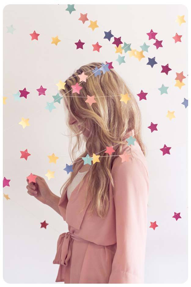 DIY Selfie Ideas - Floating Paper Stars - Cool Ideas for Photo Booth and Picture Station - Props, Light, Mirror, Board, Wall, Background and Tips for Shooting Best Selfies - DIY Projects and Crafts for Teens 