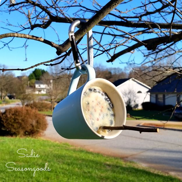 Cheap Crafts for Teens - DIY Suet Feeder - Inexpensive DIY Projects for Teenagers and Tweens - Cute Room Decor, School Supplies, Accessories and Clothing You Can Make On A Budget - Fun Dollar Store Crafts - Cool DIY Gift Ideas for Christmas, Birthdays, BFF gifts and more - Step by Step Tutorials and Instructions #cheapcrafts #dollarstorecrafts #teencrafts #dollartreecrafts