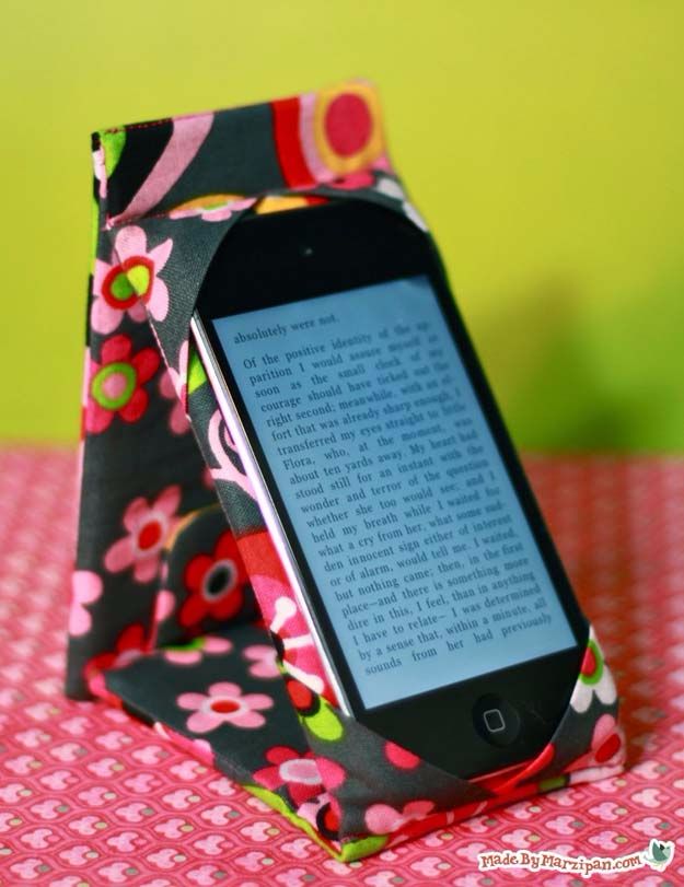 Cheap Crafts for Teens - Iphone Case Stand - Inexpensive DIY Projects for Teenagers and Tweens - Cute Room Decor, School Supplies, Accessories and Clothing You Can Make On A Budget - Fun Dollar Store Crafts - Cool DIY Gift Ideas for Christmas, Birthdays, BFF gifts and more - Step by Step Tutorials and Instructions #cheapcrafts #dollarstorecrafts #teencrafts #dollartreecrafts