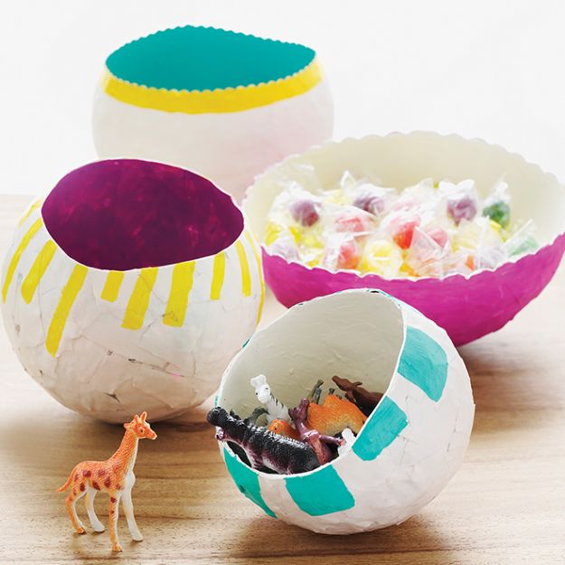 Creative Paper Mache Crafts - Craft DIY Papier Mache Balloon Bowl - Easy DIY Ideas for Making Paper Mache Projects - Cool Newspaper and Paper Bag Craft Tips - Recipe for for How To Make Homemade Paper Mashe paste - Halloween Masks and Costume Tutorials - Sculpture, Animals and Ideas for Kids #diyideas #papermache #teencrafts #crafts