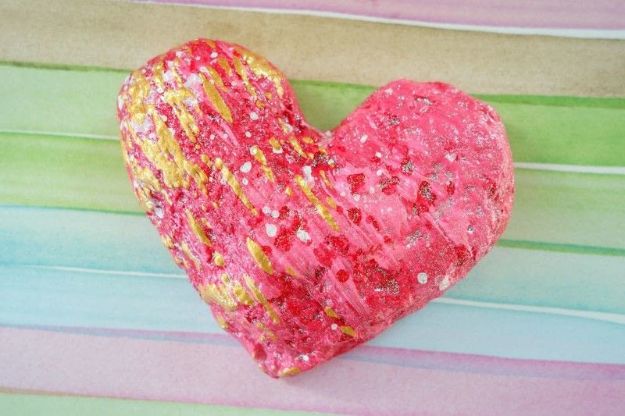 Creative Paper Mache Crafts - Paper Mache Heart - Easy DIY Ideas for Making Paper Mache Projects - Cool Newspaper and Paper Bag Craft Tips - Recipe for for How To Make Homemade Paper Mashe paste - Halloween Masks and Costume Tutorials - Sculpture, Animals and Ideas for Kids #diyideas #papermache #teencrafts #crafts