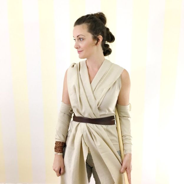 Teen Costume Ideas - DIY Rey Halloween Costume - Easy Costumes for Halloween - Cheap DIY Costumes for Teens - Scary, Spooky, Ideas for Couples, Groups and Friends - Quick Last Minute Hallloween Costumes, Best Celebrity Ideas - Dolls, Zombies, Ghosts, Makeup Tutorials Teenagers Dress Up Idea-