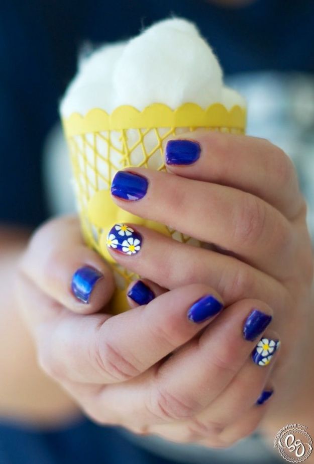DIY Nail Art Ideas - White Daisies Nail Art - Easy Step by Step Design Idea for Nails - How to Make Manicures at Home Simple - Paint and Polish Tips #nailart #naildesigns #nailart #diynails #diybeauty #naildesigns #teencrafts